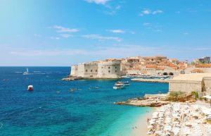 Las playas cristalinas de Dubrovnik y la ciudad vieja de fondo son un lugar perfecto para el turismo